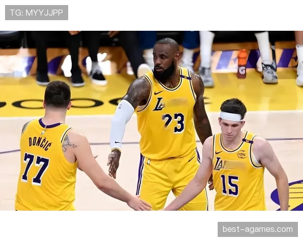 华莱士篮下强攻对比詹姆斯，关键时刻篮板贡献提升球队硬度