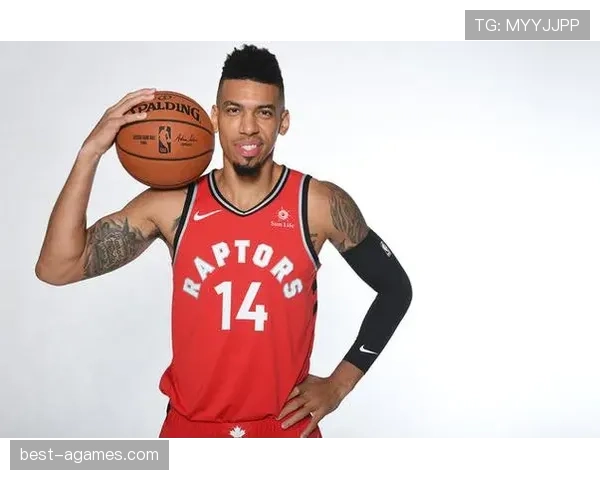 丹尼·格林利用无球跑动提升外线三分命中率，拉开球队进攻空间